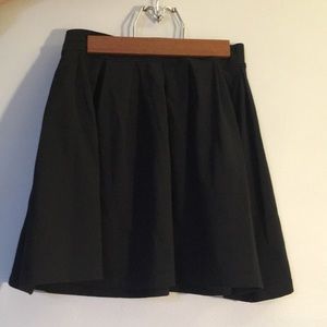 Aritzia black pleated skirt